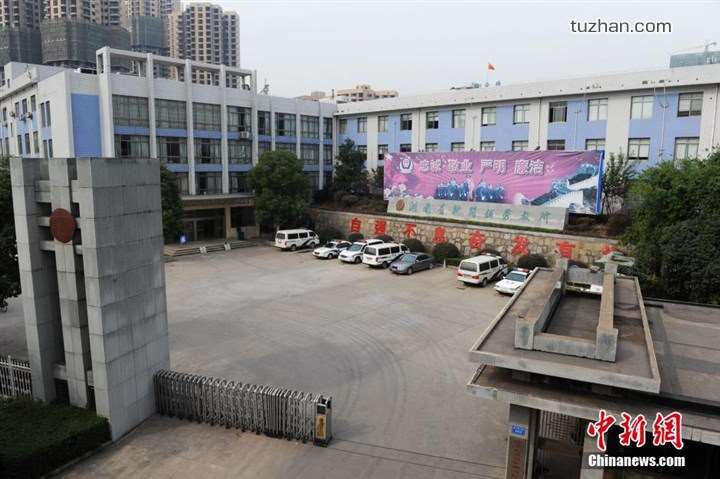 長(zhǎng)沙市坪塘勞動(dòng)教養(yǎng)管理所采購(gòu)我公司定制生產(chǎn)的11KW二用一備自來(lái)水加壓泵站一套,本設(shè)備供水范圍為5公里,供水人數(shù)為3600人,目前本自來(lái)水加壓泵站運(yùn)行平穩(wěn),高效節(jié)能,受到了管理所的一致好評(píng)! 長(zhǎng)沙市坪塘勞動(dòng)教養(yǎng)管理所采購(gòu)我公司定制生產(chǎn)的11KW二用一備自來(lái)水加壓泵站一套,本設(shè)備供水范圍為5公里,供水人數(shù)為3600人,目前本自來(lái)水加壓泵站運(yùn)行平穩(wěn),高效節(jié)能,受到了管理所的一致好評(píng)!